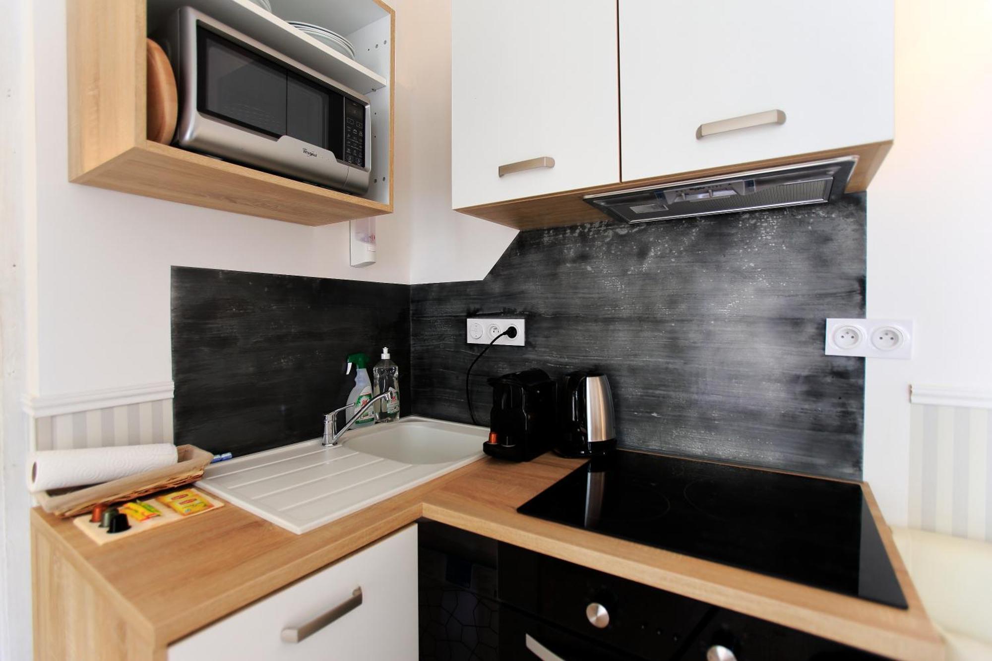 Hotel Saint Georges Troyes Room photo A typical kitchenette