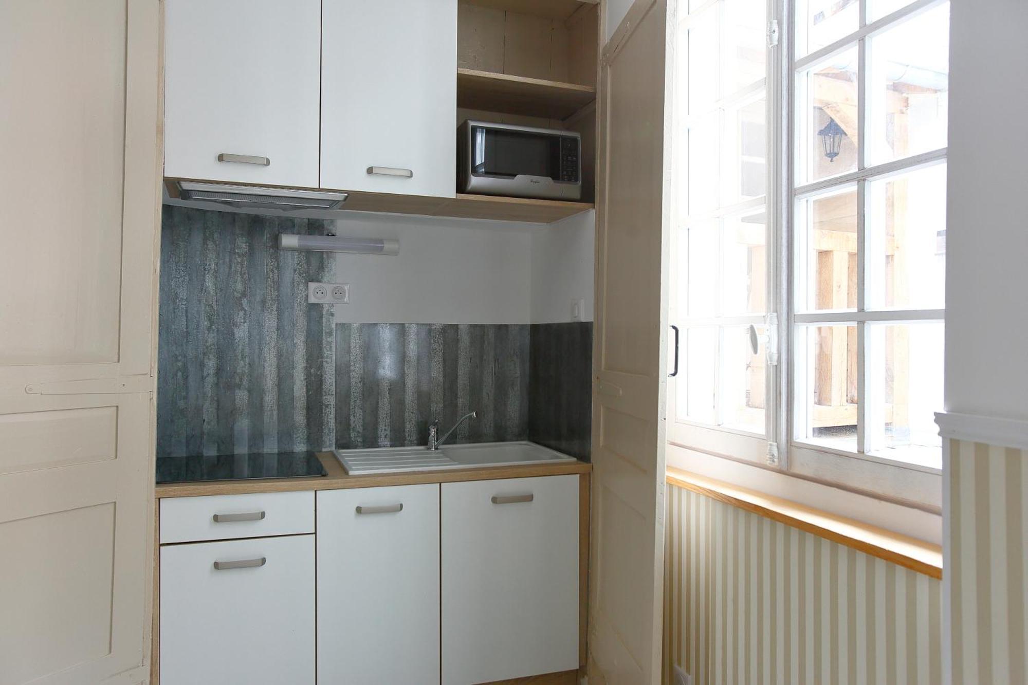 Hotel Saint Georges Troyes Room photo A kitchenette in a French apartment