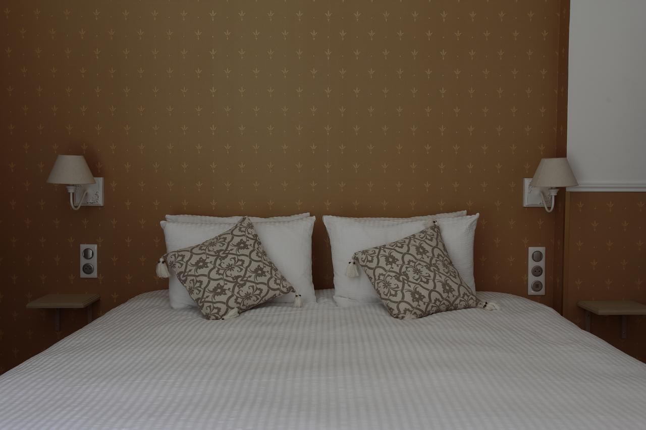Hotel Saint Georges Troyes Room photo A bed