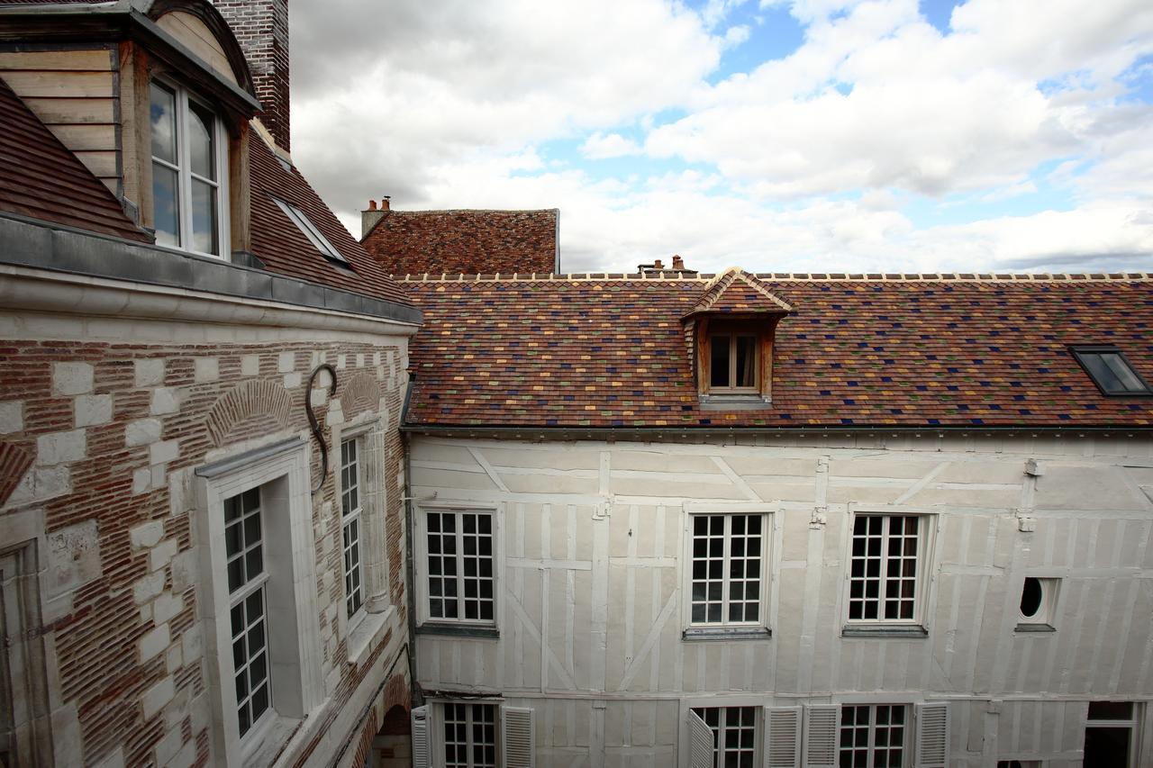 Hotel Saint Georges Troyes Exterior photo The courtyard of the Hôtel de Launay