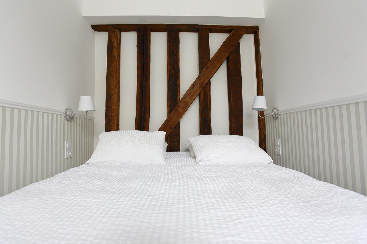 Hotel Saint Georges Troyes Exterior photo A bed with a white sheet