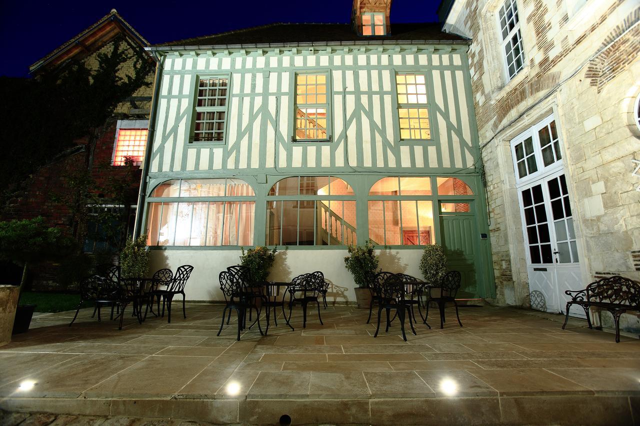 Hotel Saint Georges Troyes Exterior photo The courtyard of the hotel