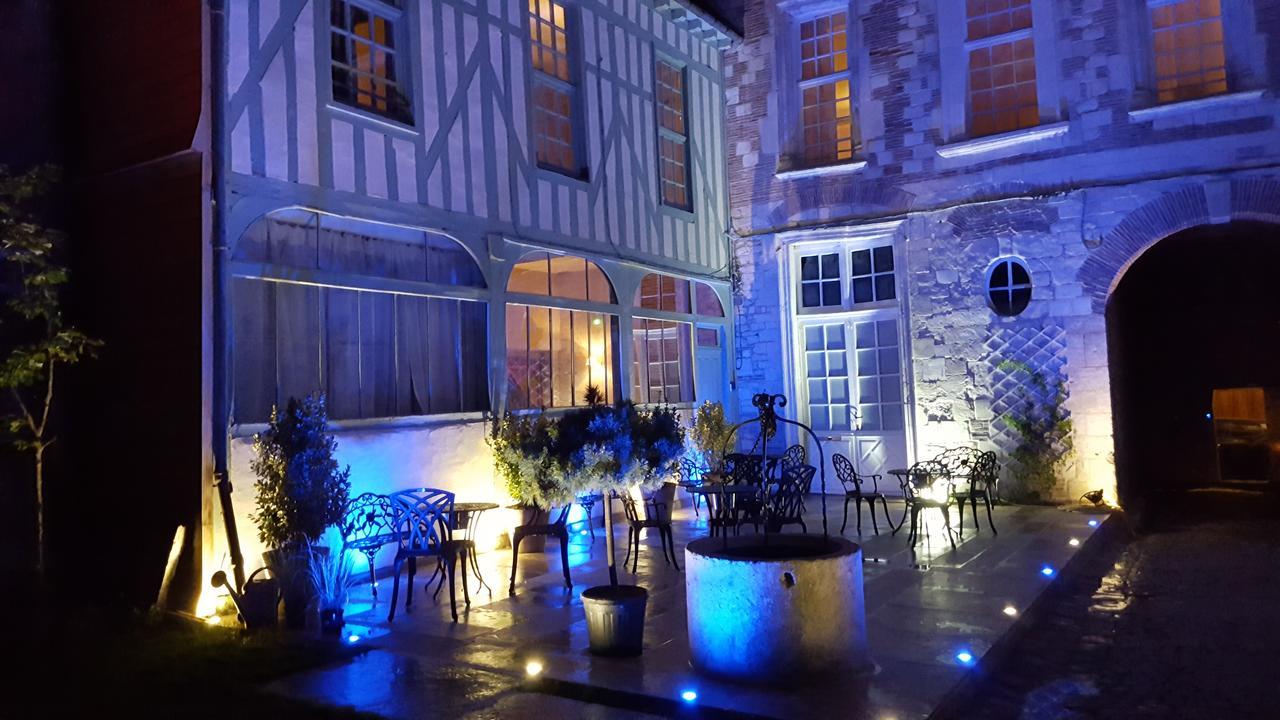 Hotel Saint Georges Troyes Exterior photo The courtyard of the museum