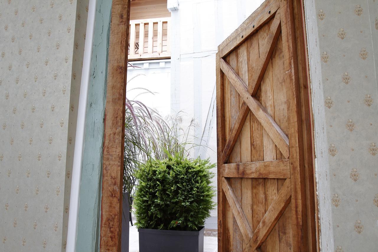 Hotel Saint Georges Troyes Exterior photo The entrance to the courtyard