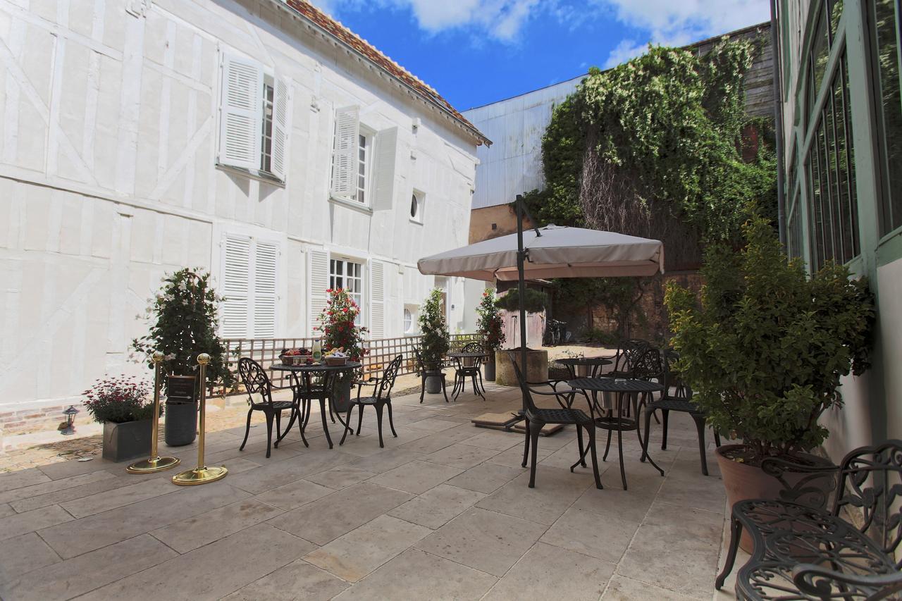 Hotel Saint Georges Troyes Exterior photo The courtyard of the hotel